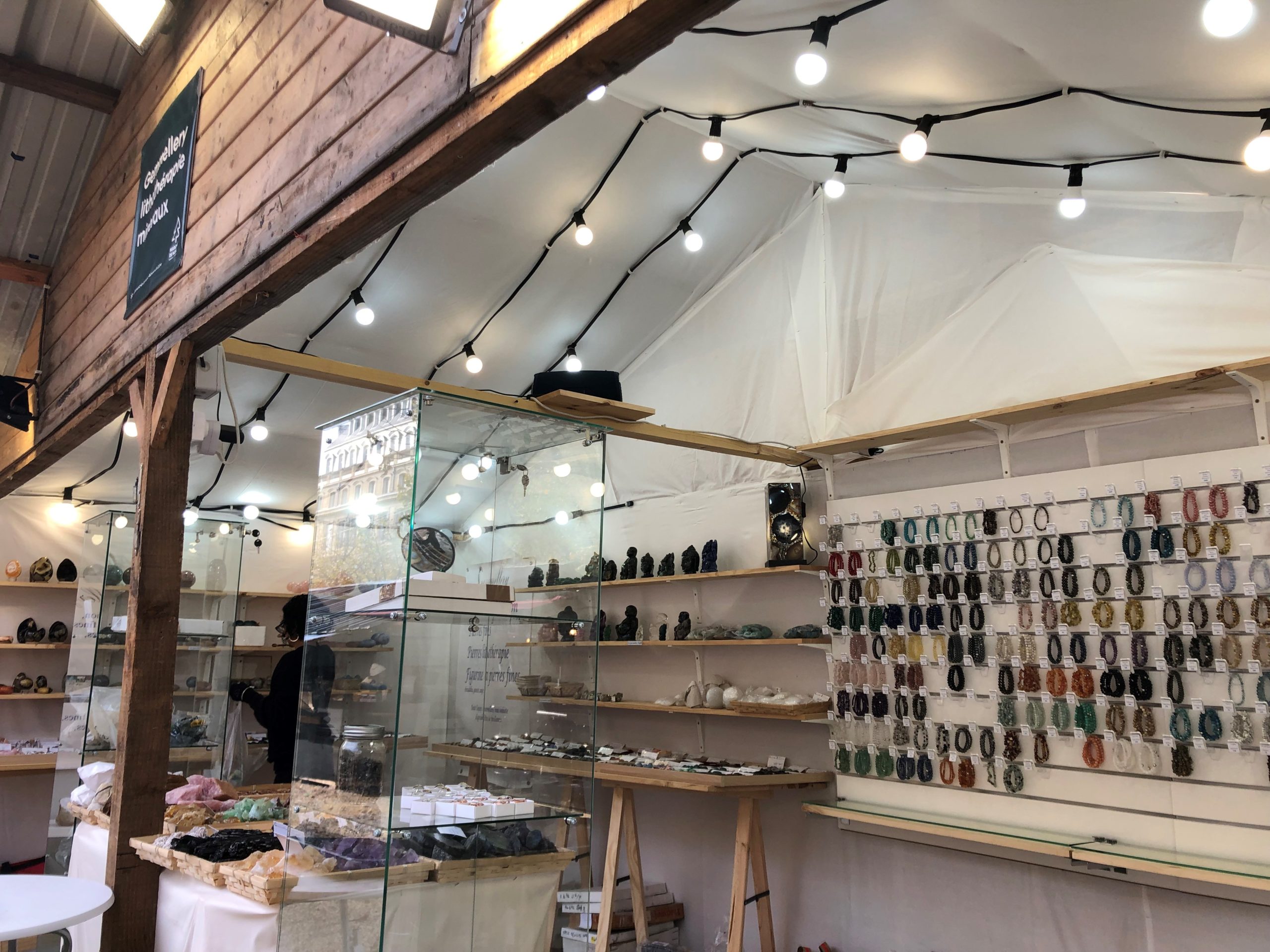 GEMMELLERY LITHOTHERAPIE MINERAUX CHALET 133134 Marché de Noël de Bordeaux 2023