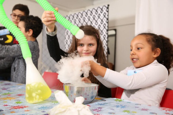 Photo de l’atelier les savants fous avec des enfants et de la chimie