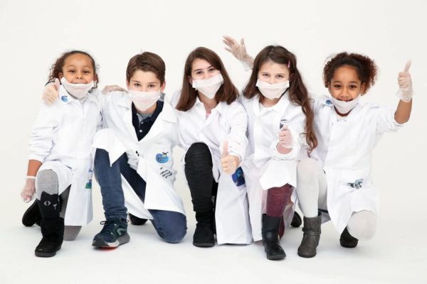 Photo de l’atelier les savants fous avec des enfants et de la chimie