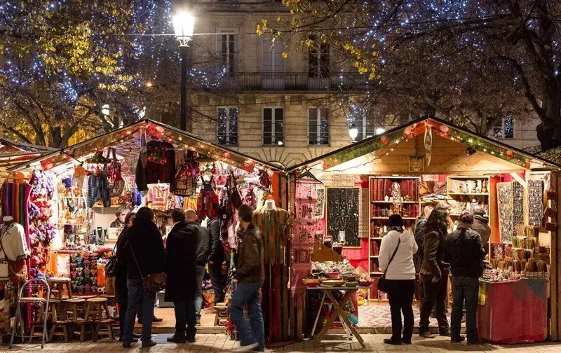 Photo des chalets du marché de noël de Bordeaux