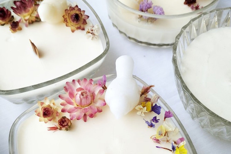 Customisation de bougie avec fleurs séchées